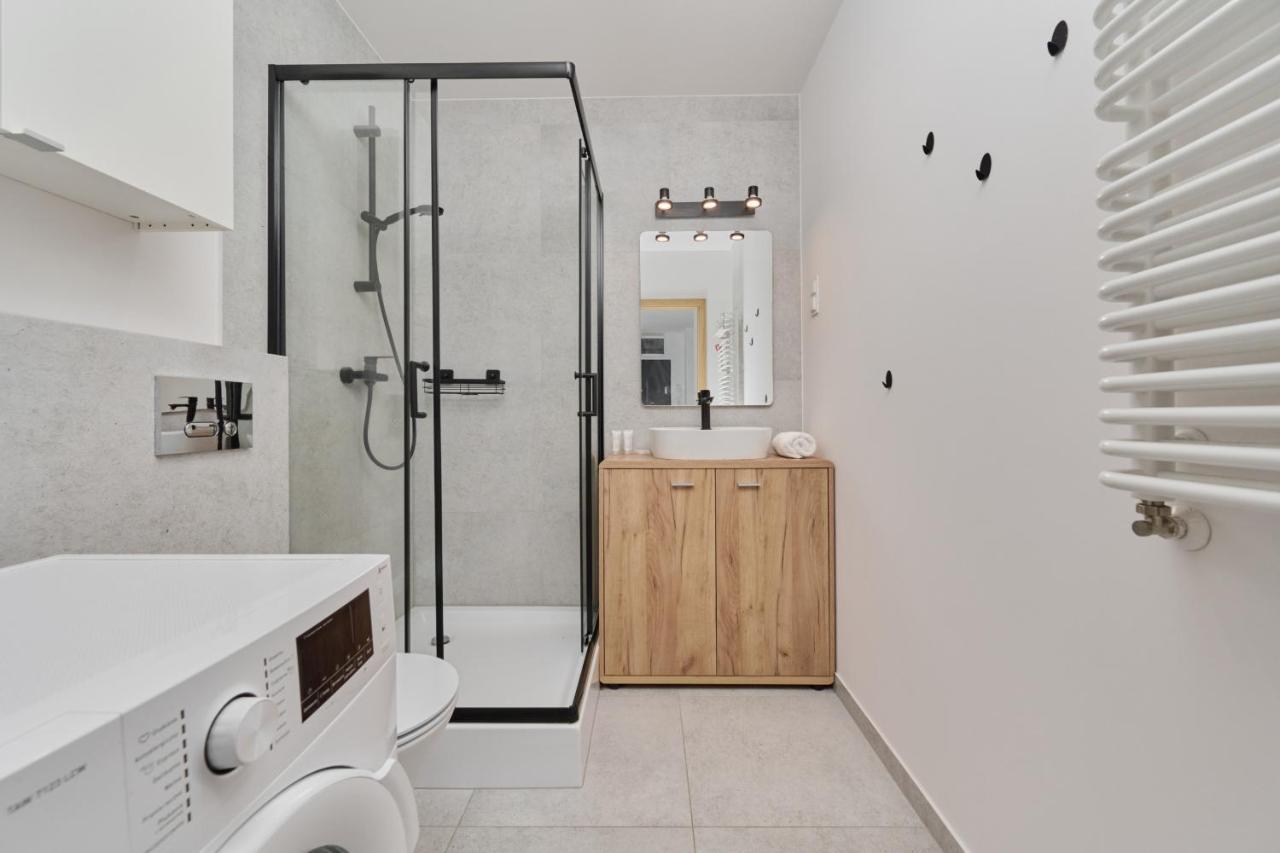 Center Mirrors With Parking By Renters Apartament Wrocław