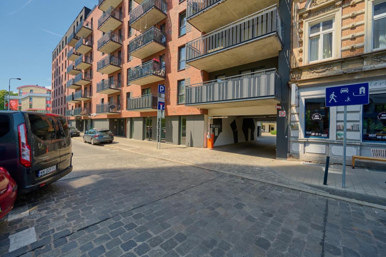 Center Mirrors With Parking By Renters Wrocław