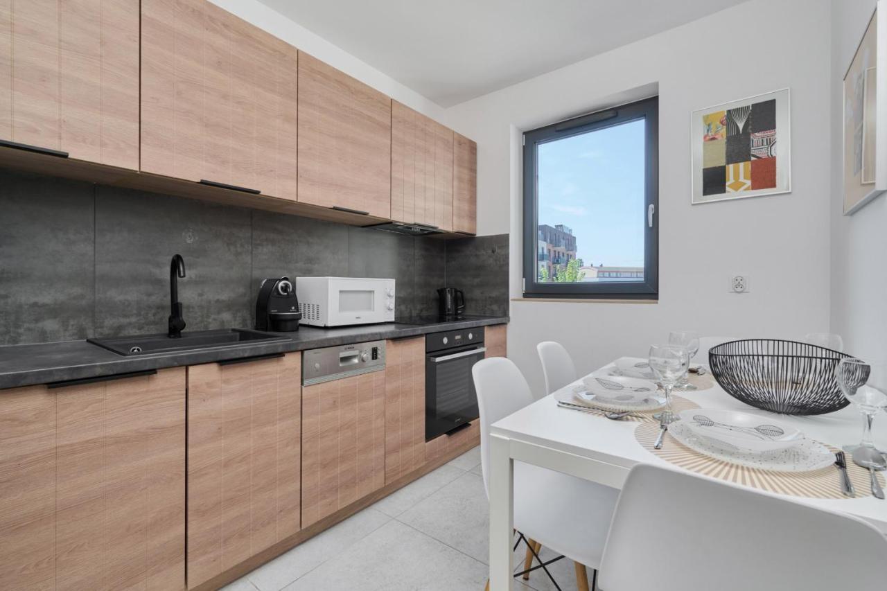 Center Mirrors With Parking By Renters Apartament
